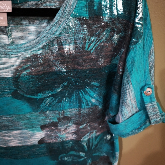 Vanity Teal Striped Floral Burnout Short Roll Cuff Sleeve Top Sz M - Picture 8 of 8